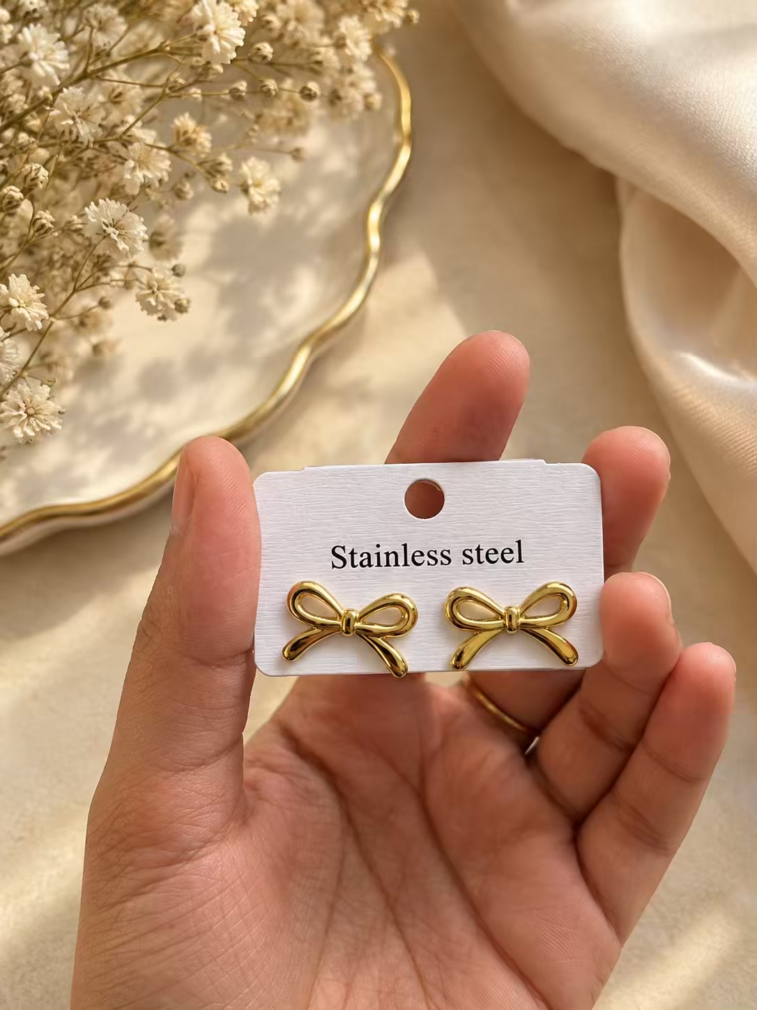 Bow earring