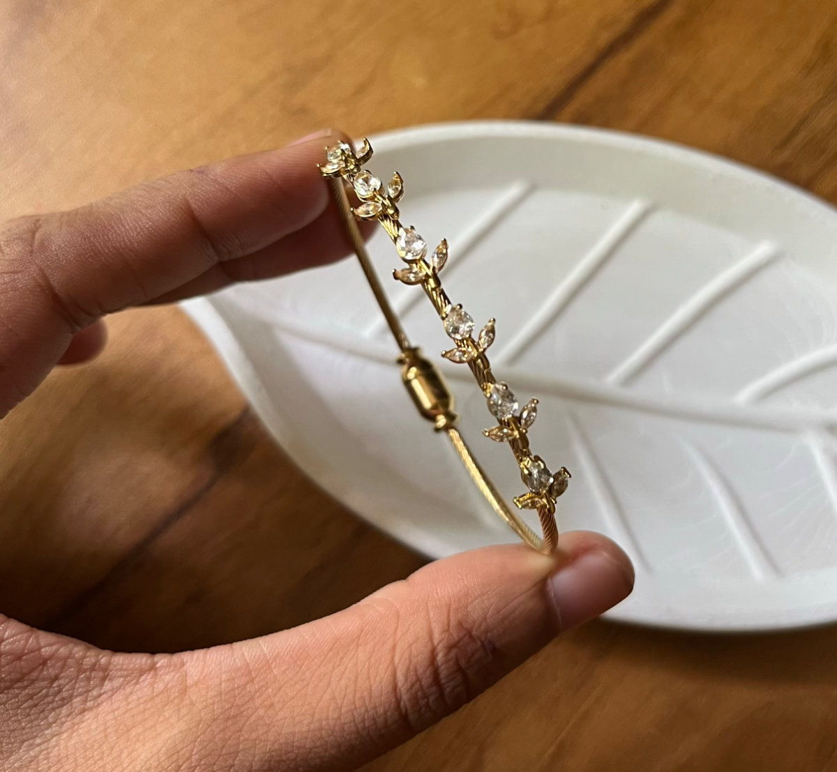 Tulip white bangle 