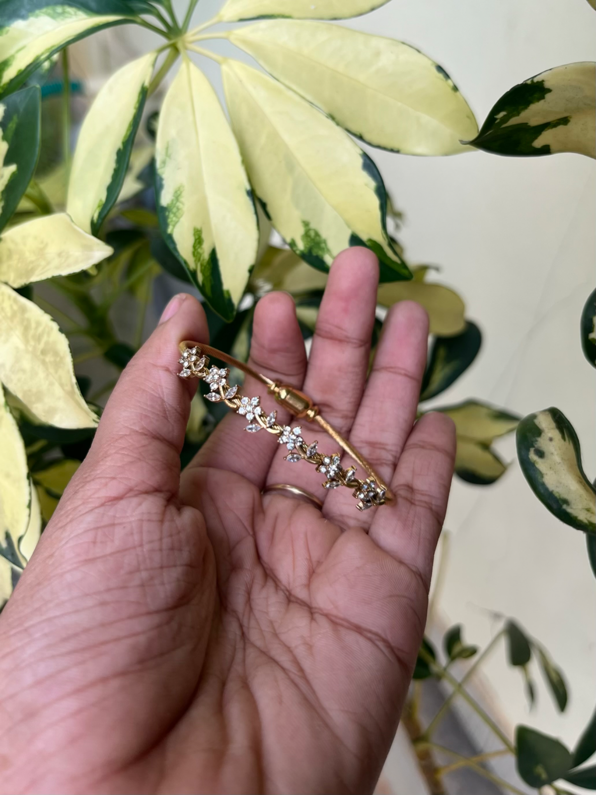 White floral magnetic